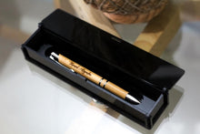 Cargar imagen en el visor de la galería, Bolígrafo de Bambú con cajita de acrílico
